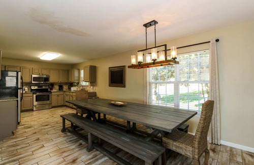 Leesburg House | The Southern Manor | Private Dock + Direct Lake Access | Sleeps 17