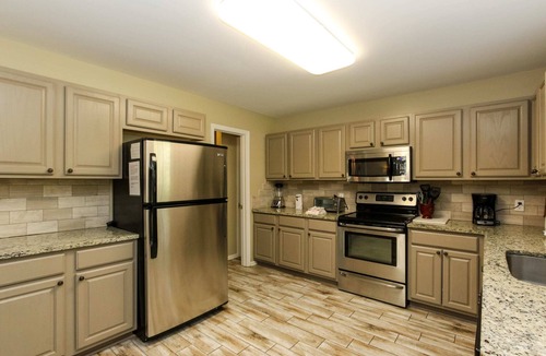 Leesburg House | The Southern Manor | Private Dock + Direct Lake Access | Sleeps 17