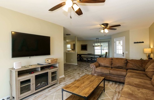 Leesburg House | The Southern Manor | Private Dock + Direct Lake Access | Sleeps 17