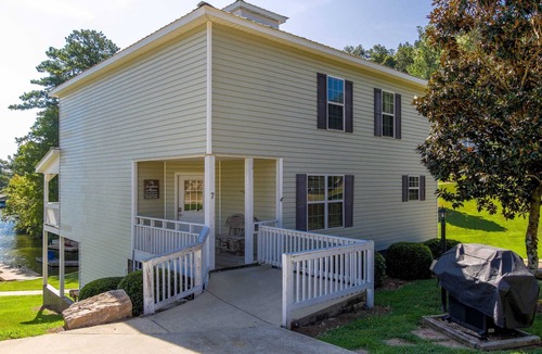 Leesburg House | The Southern Manor | Private Dock + Direct Lake Access | Sleeps 17