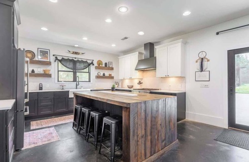 Pleasant View House | The Southern Oasis - Country Escape with Pool