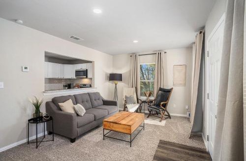 Dennis House | The Southern Sapphire - A Cozy Lake View Getaway