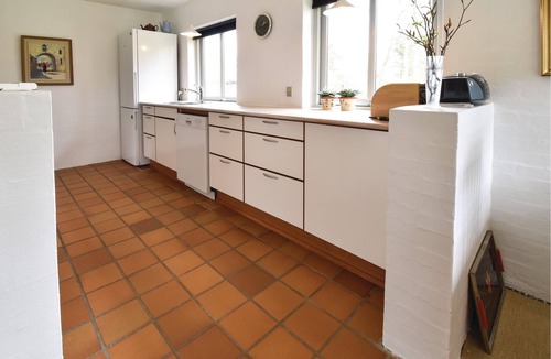 Vejlby Fed House | The spacious and well-maintained cottage is situated on a beautiful plot with tall trees.