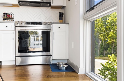 Historic Montford Condo | The Sparrow - Pets, Rooftop, Mural, Elevator, WiFi