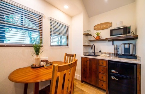 Elm Mott RV Rental | The Sparrow Treehouse 15 MIN to Magnolia & Baylor