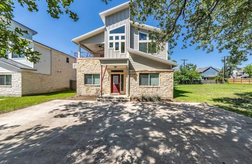 College Station House | The Spirit: 4 BR/4.5 BA Charming Home, Private Yard