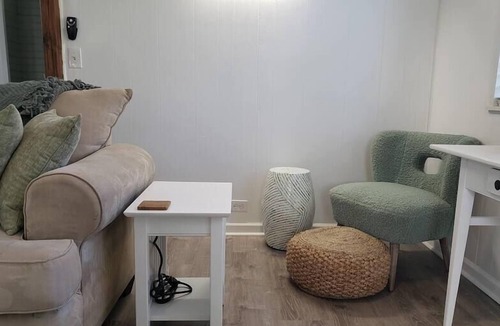 Ingles House | The Squirrel's Leap: quiet stay near Dehaven Park