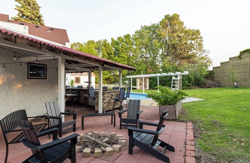 St. Anthony Park House | The St. Paul Castle ~ Heated Pool ~ Hot Tub ~ Sauna ~ Arcade ~ Bar ~ 8BR