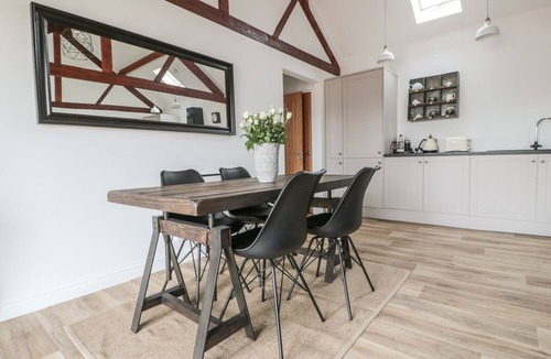 Berkeley Cottage | THE STABLE, pet friendly, with open fire in Berkeley