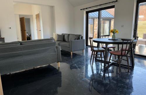 Hoylandswaine House | The Stables, Modern 2 bed, 4 person, Rural Barn Conversion with Great Access