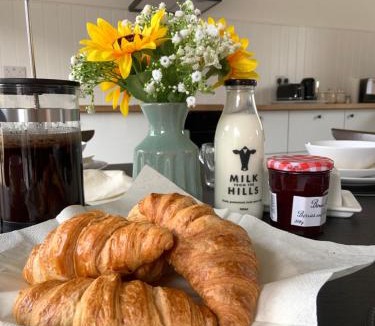 Hoylandswaine House | The Stables, Modern 2 bed, 4 person, Rural Barn Conversion with Great Access