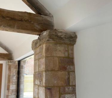 Hoylandswaine House | The Stables, Modern 2 bed, 4 person, Rural Barn Conversion with Great Access