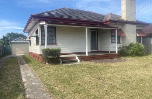 Lakes Entrance House | The Staff House