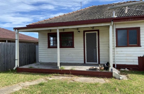Lakes Entrance House | The Staff House