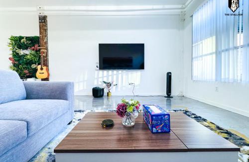 Downtown Memphis Apartment | The Stallion #103 - Walk to Attractions - Modern 2BD Loft in Downtown with Patio