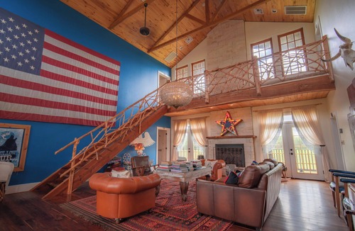Round Top Bed & Breakfast | The Stardust Room - Wander Inn