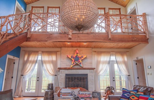 Round Top Bed & Breakfast | The Stardust Room - Wander Inn