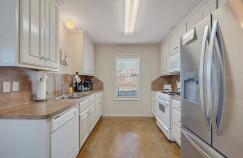 College Station House | The Sterling House: 4BR Near Texas A&M + Grill
