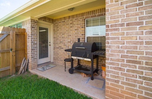 College Station House | The Sterling House: 4BR Near Texas A&M + Grill