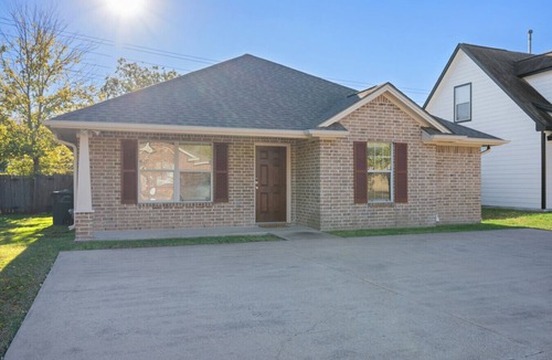 College Station House | The Sterling House: 4BR Near Texas A&M + Grill