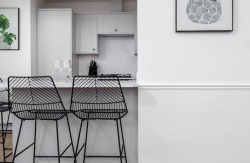 Tillicoultry Apartment | The Stirling Penthouse - Free Parking