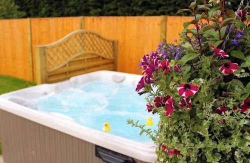 Kirk Sandall House | The Stirrups Cottage with Hot Tub