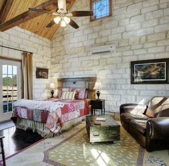 Grapetown House | The Stone Cottage for 2 TimberRose Ranch hot tub
