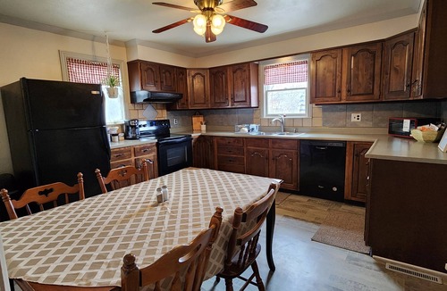 Chillicothe House | The Stone House - 3beds/1 1/2 bath Private Fenced Backyard w/Grill & Fire Pit