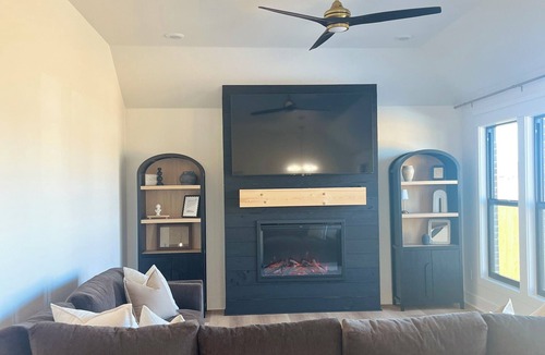 Barling House | The Stone House/near ACHE and Ft Chaffee/sleeps 9/King bed/garage