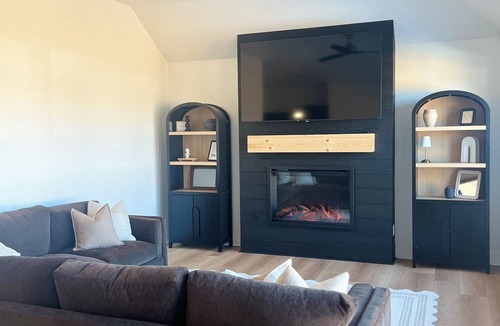 Barling House | The Stone House/near ACHE and Ft Chaffee/sleeps 9/King bed/garage