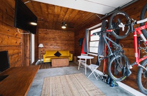 Sisters Hotel | The Stranger Lodge - Pet Friendly