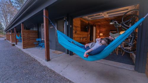 Sisters Hotel | The Stranger Lodge - Pet Friendly