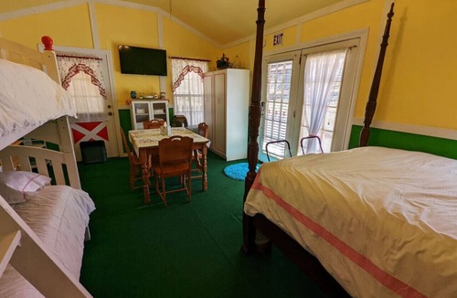Canton Cabin | The Strawberry House Near First Monday Trade Days