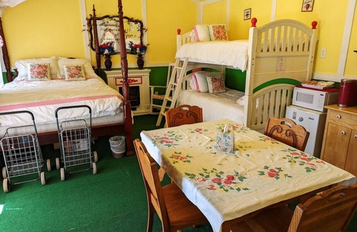 Canton Cabin | The Strawberry House Near First Monday Trade Days
