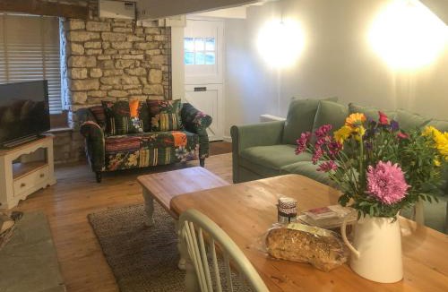 Dursley House | The Street Cottage