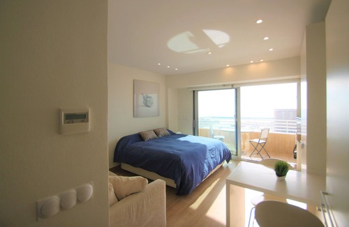 Ensanche Diputacion Apartment | The studio is located in the heart of Alicante, in one of the most emblematic buildings.