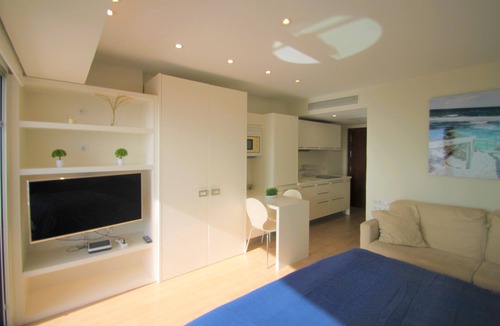 Ensanche Diputacion Apartment | The studio is located in the heart of Alicante, in one of the most emblematic buildings.