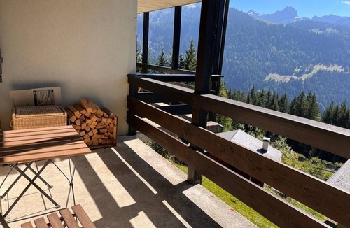 Alpe des Chaux Apartment | The studio is located in Les Arsets, about 1km from the start of the Fracherets ski lift, linking th