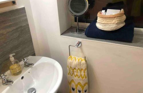 Englefield Green Apartment | The Studio on The Green