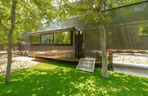 Austin Villa | The Studio Unit near COTA: Hot Tub, BBQ & Events!