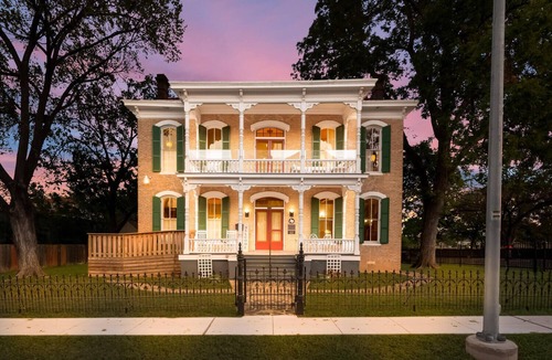 Brazos House | The Sturgis Inn/Downtown Waco