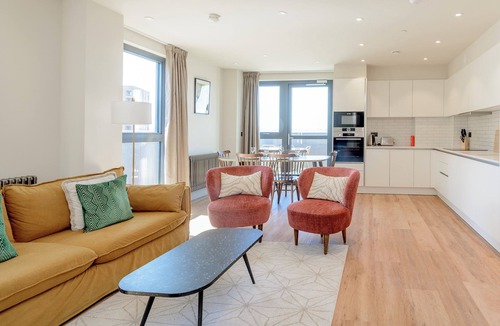 Tottenham Hale Apartment | The Stylish Nest - Two Bedroom Apartment, Sleeps 4