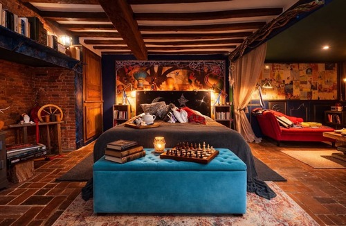 Muidorge House | The Suit Legends. A luxury Romantic Suite + Private Spa in Oise, B&B near Paris
