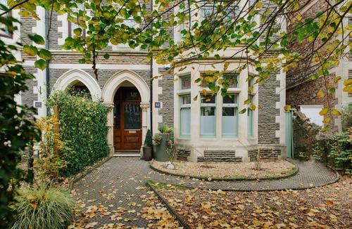 Pontcanna Apartment | The Suite | Cardiff City Centre + Private Parking