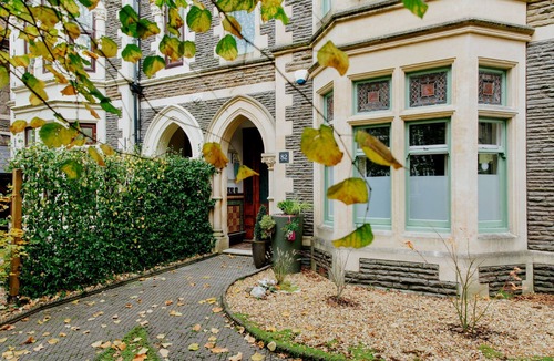 Pontcanna Apartment | The Suite | Cardiff City Centre + Private Parking