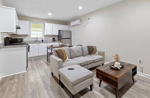 Sulphur Apartment | The Suite Spot 2 - minutes from casinos