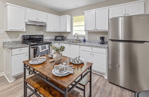 Sulphur Apartment | The Suite Spot 2 - minutes from casinos