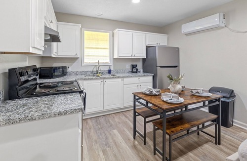 Sulphur Apartment | The Suite Spot 2 - minutes from casinos