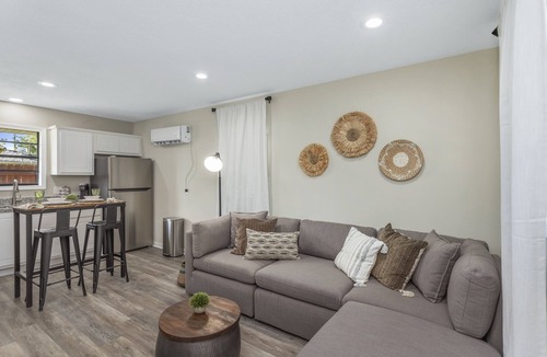 Sulphur Apartment | The Suite Spot 4 - minutes from casinos