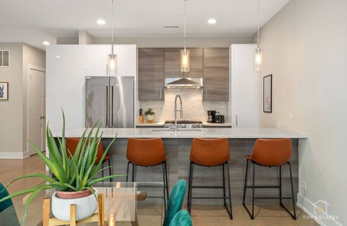 Pilsen Condo | The Suite Spot Eclectic Modern Central Sleeps 6